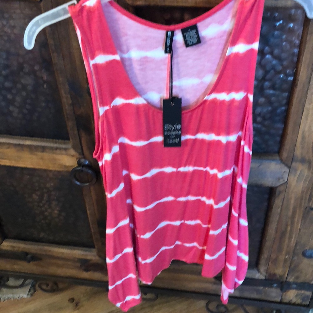 Fuchsia tdye flowing tank